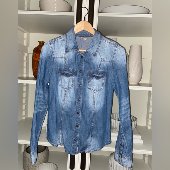 Guess jean button up, women’s size M - Picture 4 of 8